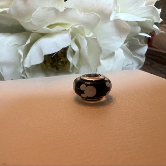 Authentic PANDORA Disney Classic Mickey Mouse Murano Glass Charm - Picture 2 of 7